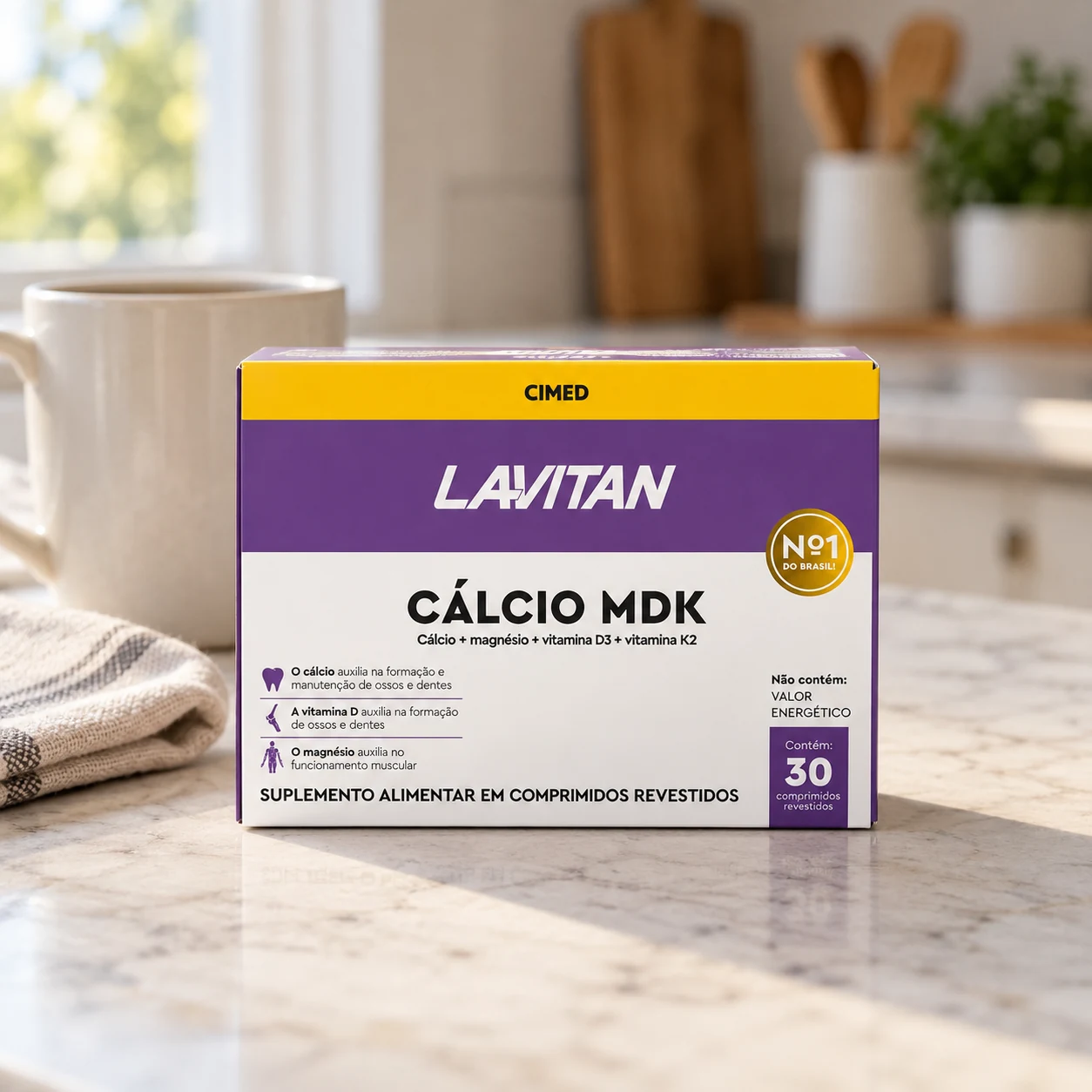 Caixa de Lavitan Cálcio MDK com 30 comprimidos na bancada da cozinha