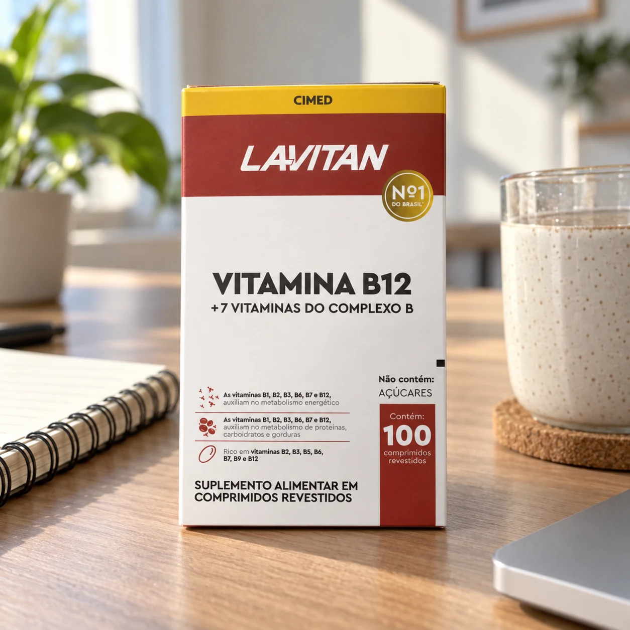 Caixa de Lavitan Vitamina B12 com 100 comprimidos sobre a mesa de trabalho